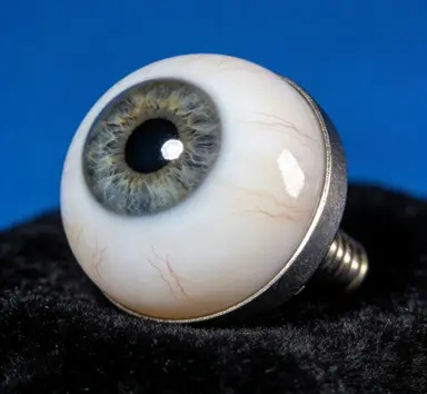 技师正在进行义眼定制